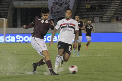 FERROVIÁRIA (SP) X SÃO PAULO (SP)SP - PAULISTÃO/FERROVIÁRIA X SÃO PAULO - ESPORTES - Lance da partida entre as equipes do Ferroviária e do São Paulo, válida pelas segunda rodada do Campeonato Paulista   2023, realizada na Arena da Fonte Luminosa, em Araraquara, interior São Paulo, na noite desta quinta-feira, 19 de   janeiro de 2023.   19/01/2023 - Foto: LOURIVAL IZAQUE/AGÊNCIA F8/ESTADÃO CONTEÚDOEditoria: ESPORTESLocal: ARARAQUARAIndexador: LOURIVAL IZAQUEFonte: AgÃªncia F8Fotógrafo: AGÊNCIA F8<!-- NICAID(15326841) -->