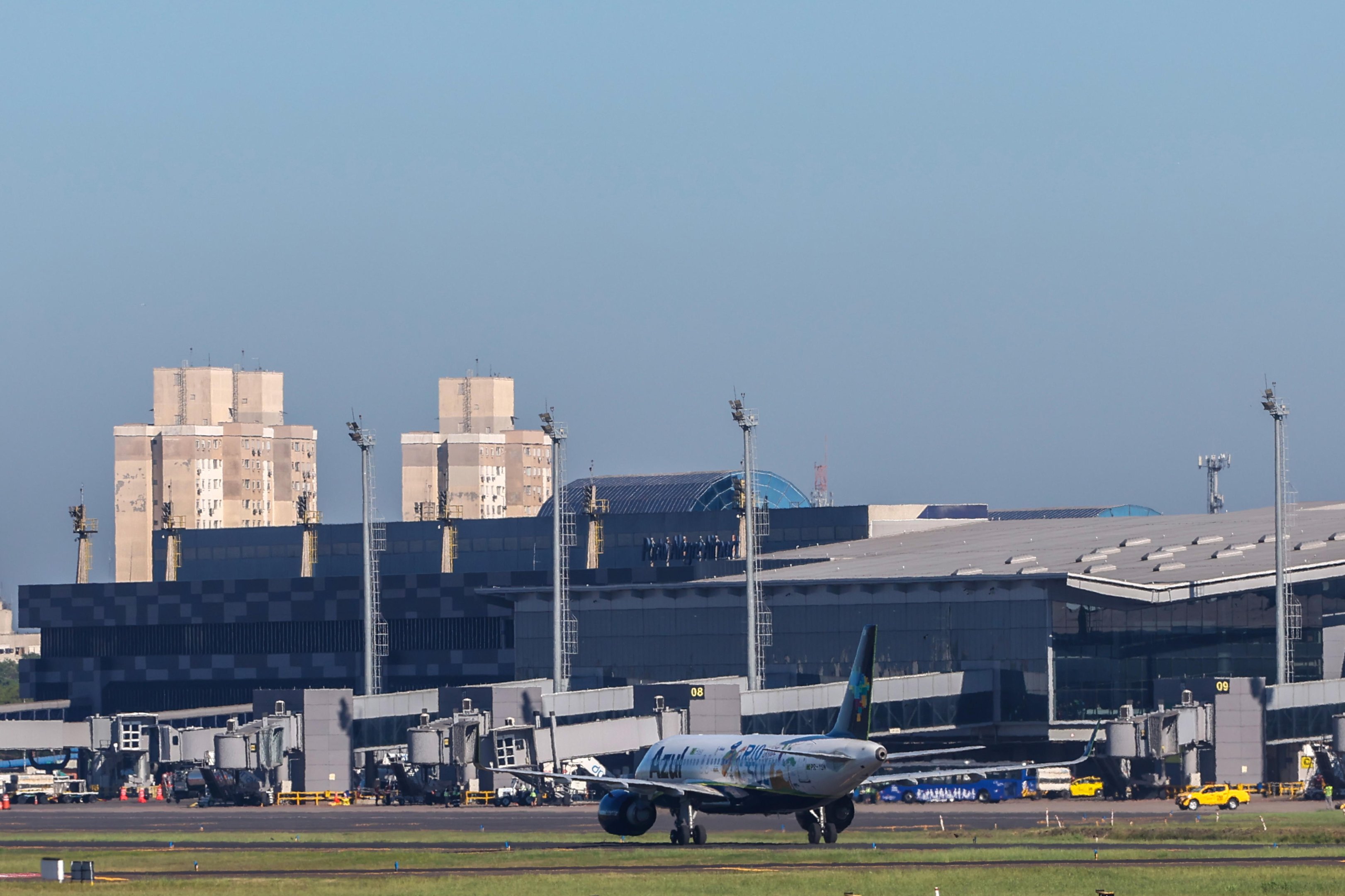 Tubulação rompe e aeroporto Salgado Filho tem vazamento de água