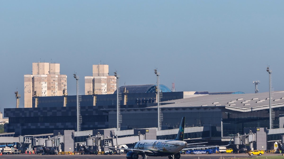 Tubulação rompe e aeroporto Salgado Filho tem vazamento de água