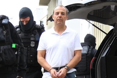 EX-GOVERNADOR DO RIO É TRANSFERIDO PARA PRESÍDIO EM CURITIBAPR - PRISÃO/TRANFERÊNCIA/SÉRGIO CABRAL - POLÍTICA - O ex-governador do Rio de Janeiro, Sérgio Cabral, chega ao Instituto Médico Legal (IML) de Curitiba (PR), na manhã desta sexta-feira, 19, para realizar exame de corpo de delito. Ele foi transferido ontem, 18, da Cadeia Pública José Frederico Marques, no bairro de Benfica, no Rio. Cabral será levado para o Complexo Médico-Penal em Pinhais, na região metropolitana da capital paranaense. O complexo é uma penitenciária de regime fechado e com finalidades médicas e abriga vários presos da Operação Lava Jato, como o ex-presidente da Câmara dos Deputados, Eduardo Cunha, o ex-vice- presidente da Câmara, André Vargas, e o ex-tesoureiro do PT, João Vaccari Neto.  19/01/2018 - Foto: GIULIANO GOMES/PR PRESS/ESTADÃO CONTEÚDOEditoria: POLÍTICALocal: CURITIBAIndexador: GIULIANO GOMESFotógrafo: PR PRESS<!-- NICAID(13373531) -->