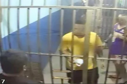 Policial Penal é afastado das funções por suspeita de facilitar a entrada de drogas e celulares na Penitenciária Estadual de São Borja, na Fronteira Oeste<!-- NICAID(16047140) -->