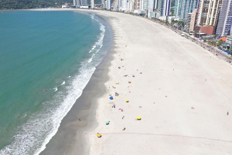 A prefeitura de Balneário Camboriú, em Santa Catarina, liberou nesta terça-feira (28) o acesso do público ao trecho de dois quilômetros de alargamento da faixa de areia da praia na região central da cidade.<!-- NICAID(14901595) -->