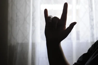 Carlos Macedo / Especial GRAVATAÍ, RS, BRASIL, 25/4/2012, 15h42: Geruza Barbieri Pasternak, 32 anos aprendeu a língua dos sinais porque o filho Abner Pasternak, hoje com 12 anos, nasceu surdo. Em função disso, montou o Libras Com Propósito para ajudar outros pais no momento em que descobrem que os filhos são deficientes auditivos. Eles são moradores de Gravataí, no Bairro Passo das Pedras. (Foto: Carlos Macedo / Diário Gaúcho / Especial)<!-- NICAID(8172919) -->