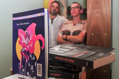 CAXIAS DO SUL, RS, BRASIL, 11/04/2023. Os escritores caxienses T. S. Marcon e Ana Júlia Poletto com seus respectivos livros, “Diário da Castração” e “O Amor, o Jardim e Uma Xícara de Chá”. Ambos serão lançados no sábado, em evento na livraria Do Arco da Velha, em Caxias do Sul. (Neimar De Cesero/Agência RBS)Indexador: NEIMAR DE CESERO<!-- NICAID(15399817) -->