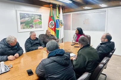 Objetivo da reunião foi convidar a casa legislativa a participar da Assembléia Geral da UAB  que será realizado neste sábado dia 01/06. Também foi sugerido a  presidente da Câmara Marisol Santos a criação de uma comissão técnica de revisão das leis ambientais de Caxias do Sul. Segundo Presidente Valdir Walter  muitas leis ambientais sao um retrocesso no que se refere a preservação do meio ambiente , precisamos corrigir esses equívocos.<!-- NICAID(15776921) -->