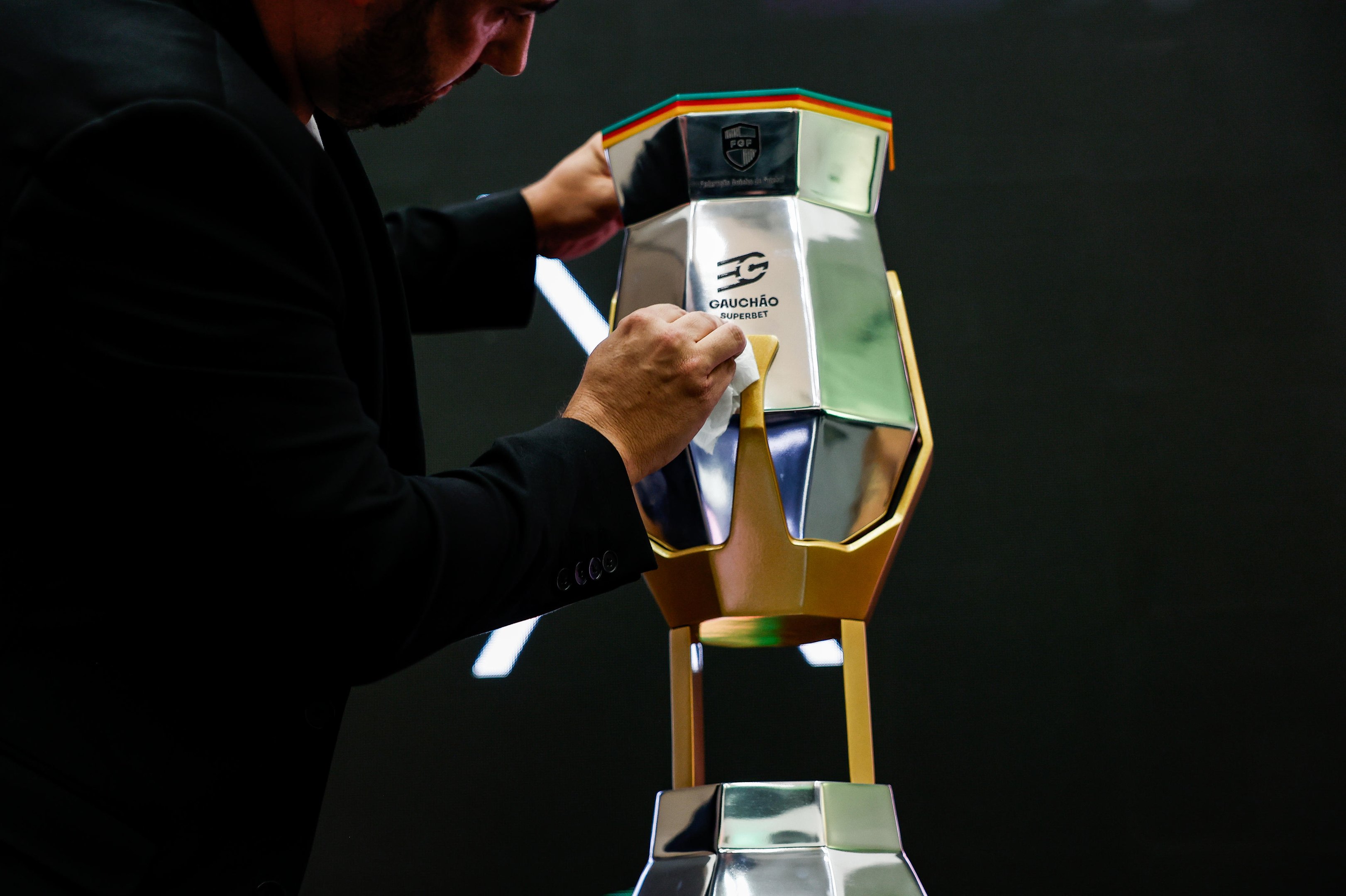 Presidente da Federa&ccedil;&atilde;o Ga&uacute;cha critica dire&ccedil;&otilde;es de Gr&ecirc;mio e de Inter por pedir interfer&ecirc;ncia de fora na arbitragem: "Lacra&ccedil;&atilde;o"