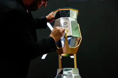 PORTO ALEGRE, RS, BRASIL, 27-02-26: Coletiva pré-Grenal com  técnico do Internacional é o uruguaio Paulo Pezzolano, técnico Gremista Luis Castro, e os capitães Alan Patrick e Arthur Melo. Fotos: Duda Fortes/Agencia RBS<!-- NICAID(16234588) -->