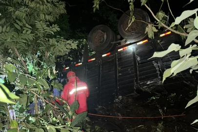 Motorista morre após capotar caminhão na RS-400, em Candelária<!-- NICAID(16036453) -->