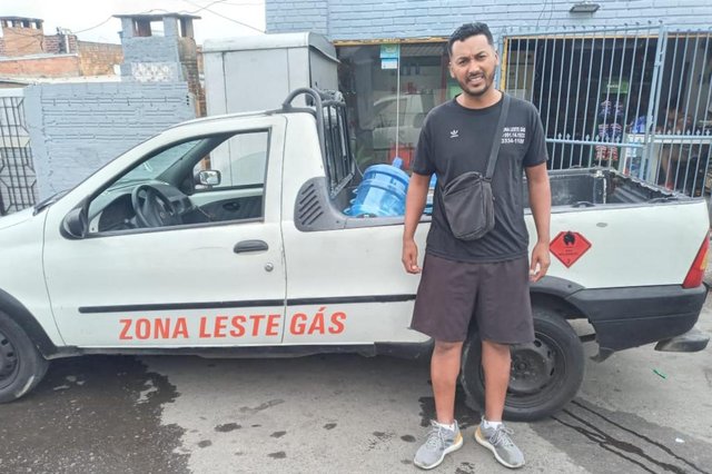 Jefferson Souza dos Santos, 37 anos, é morador da comunidade e trabalha com venda de gás de cozinha e água mineral há cinco anos. Ele conta que constantemente recebe ligações que clientes que conheceram seus serviços através da plataforma.<!-- NICAID(15029170) -->