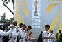 Jogadores da África do Sul entram cantando em campo antes da estreia da Copa; veja imagens