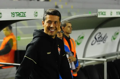 CAXIAS DO SUL, RS, BRASIL, 11/06/2024. Juventude x Vtória, jogo válido pela oitava rodada da série A do Campeonato Brasileiro e realizado no estádio Alfredo Jaconi. Na foto, técnico Thiago Carpini  (Porthus Junior/Agência RBS)<!-- NICAID(15786760) -->