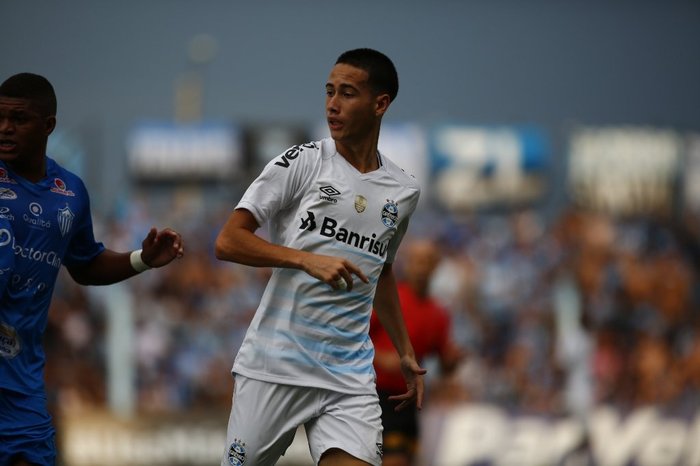 Gabriel Silva dedica 1° gol como profissional do Grêmio a falecido avô