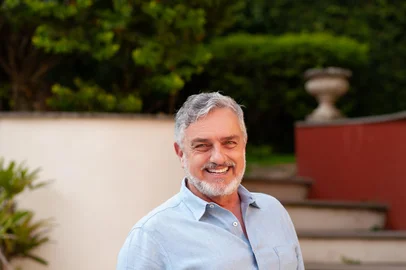 O ator Werner Schünemann lança seu primeiro romance, Alice Deve Estar Viva.<!-- NICAID(14959881) -->