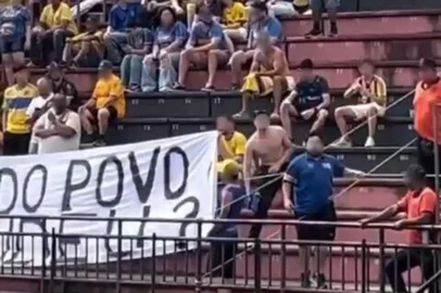 Homem preso em flagrante por racismo após imitar macaco no clássico Bra-Pel, em Pelotas. Imagem borrada<!-- NICAID(16159523) -->