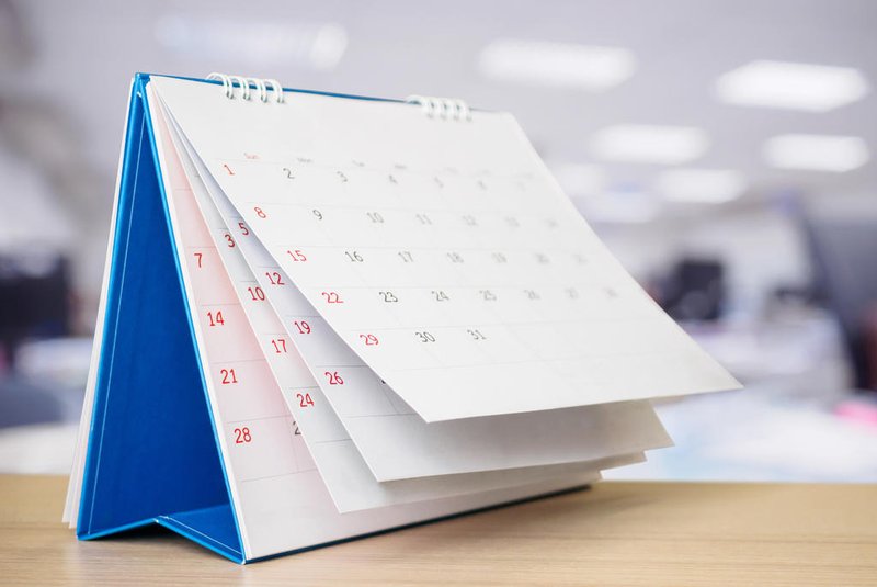 Calendar page flipping sheet on table with blurred office interior background business schedule planning appointment meeting concept. Fonte: 379597237<!-- NICAID(15721814) -->