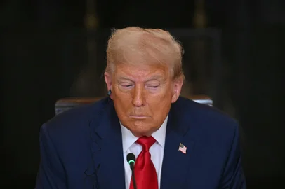 US President Donald Trump participates in a multilateral lunch with visiting African Leaders in the State Dining Room of the White House in Washington, DC, on July 9, 2025. Trump is hosting five leaders from West Africa Wednesday for a White House summit aimed at fostering trade to counter the growing regional influence of Russia and China. The White House is seeking to strengthen economic ties with the mineral-rich region as it curbs foreign aid to Africa, where countries have been hit by a 10 percent global import tariff announced by Trump. Talks with the presidents of Senegal, Liberia, Guinea-Bissau, Mauritania and Gabon are expected to focus on commercial opportunities and security. (Photo by Jim WATSON / AFP)Editoria: POLLocal: WashingtonIndexador: JIM WATSONSecao: diplomacyFonte: AFPFotógrafo: STF<!-- NICAID(16076582) -->
