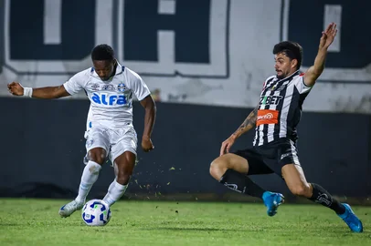 Gremio x AtlheticRS - FUTEBOL/COPA DO BRASIL 2024 /GREMIO XATLHETIC - ESPORTES - Lance da partida entre Gremio e Atlhetoc disputada na noite desta quarta-feira, na Arena Sicredi, em Sao Joao Del Rey, valida pela da Copa do Brasil 2025. FOTO: LUCAS UEBEL/GREMIO FBPAEditoria: SPOLocal: Sao Joao Del ReyIndexador: Lucas UebelSecao: futebolFonte: Gremio.netFotógrafo: Gremio x Atlhetic<!-- NICAID(15994566) -->