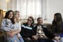 Porto Alegre, RS, Brasil, 03-10-2023: A professora Mauren Poças Rodrigues, 43 anos, com as filhas Antônia (E), 9, e Isabella (D), 16, o pai Carlos, 66, e a mãe Maria, 65, em casa, no bairro Humaitá. Ela divide o tempo entre cuidar das filhas e dos pais, além de trabalhar e encontrar tempo para conviver com o marido, Rafael, 42. A geração sanduíche, como é chamada, é caracterizada por pessoas que cuidam dos pais idosos, dos filhos, dos netos - ou dos filhos pequenos, no caso de quem deixou a maternidade para mais tarde. Geralmente, são mulheres. Foto: Mateus Bruxel / Agência RBSIndexador: Andre Avila<!-- NICAID(15557982) -->