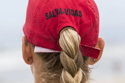IMBE, RS, BRASIL, 16-01-2015: A salva-vidas Roberta Giacomini Caumo, 33 anos, durante o trabalho na guarita 130 na praia de Imbe, no Litoral Norte do RS. (Foto: Mateus Bruxel / Agencia RBS) ***FOTO EMBARGADA PARA MATÉRIA ESPECIAL**** <!-- NICAID(11130386) -->