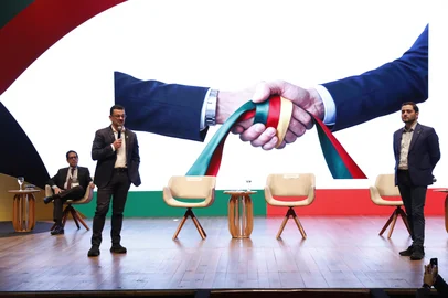 Como já ocorreu em outras oportunidades durante a pré-campanha, os candidatos do MDB, Gabriel Souza, e do PSDB, Marcelo Maranata, protagonizaram nesta terça-feira (18) mais um debate sem a presença de Juliana Brizola (PDT)e Luciano Zucco (PL), que aparecem à frente nas pesquisas. Os supermercadistas que foram ao Teatro da Fiergs para ouvir os quatro principais candidatos ao Piratini sobre suas propostas para o setor produtivo encontraram duas cadeiras vazias e saíram frustrados.  <!-- NICAID(16348632) -->
