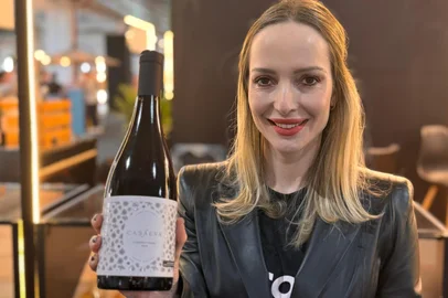Francine Muraro, diretora da vinícola Casa Eva, de Flores da Cunha, com o Cabernet Franc, primeiro vinho a receber Indicação de Procedência da Altos Montes.<!-- NICAID(16035738) -->