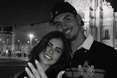 Gabriel Medina e Isabella Arantes oficializaram a união nesta quinta-feira, 30, apenas 20 dias depois de anunciarem o noivado. O casamento aconteceu na Mira Casa, em Maresias, no litoral norte de São Paulo, em uma cerimônia intimista que reuniu cerca de 100 convidados entre familiares e amigos próximos.<!-- NICAID(16337784) -->