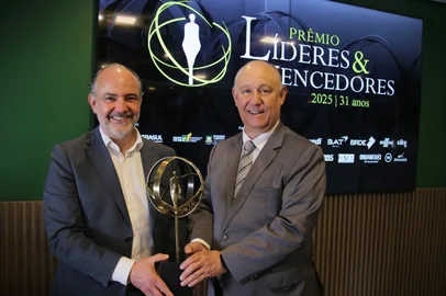 Os presidentes da Federasul, Rodrigo Sousa Costa (E), e da Assembleia Legislativa, Pepe Vargas, anunciam os 15 agraciados com o prêmio Líderes & Vencedores 2025.