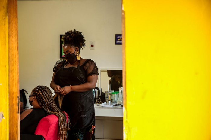 Evylyny começou na profissão fazendo tranças no próprio cabelo e tornou-se especialista.