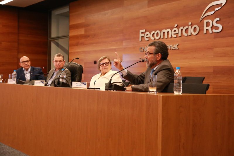 Na foto, professor e consultor Marcelo Portugal (D), presidente da Fecomércio-RS, Luiz Carlos Bohn (C). Com expectativa de cenário favorável para a agropecuária, a Federação do Comércio de Bens e de Serviços do Estado (Fecomércio-RS) projeta 2024 com economia avançando mais no Rio Grande do Sul na comparação com o país. No tradicional balanço de fim de ano, realizado nesta segunda-feira (4), a entidade projeta o Produto Interno Bruto (PIB) do Estado em 3,5%, enquanto a média nacional deverá ficar em 2,2%. <!-- NICAID(15616364) -->