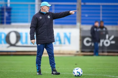 Mano Menezes em treino do Grêmio<!-- NICAID(16101565) -->