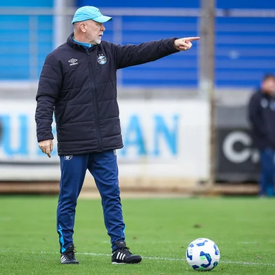 Mano Menezes em treino do Grêmio<!-- NICAID(16101565) -->
