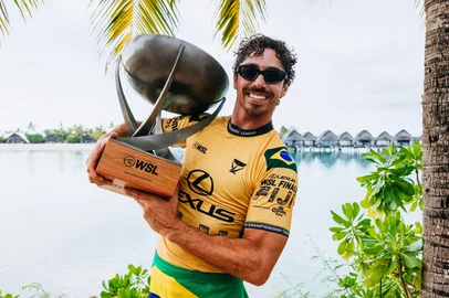 Yago Dora, brasileiro campeão mundial de surfe 2025<!-- NICAID(16114943) -->