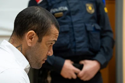 Brazilian footballer Dani Alves looks on at the start of his trial at the High Court of Justice of Catalonia in Barcelona, on February 5, 2024. Brazilian footballer Dani Alves, a former star at Barca and PSG, goes on trial in Barcelona accused of raping a woman in a local nightclub. Prosecutors are asking for a nine-year prison sentence, followed by 10 years of conditional liberty. They are also asking he pay 150,000 euros ($162,000) in compensation to the woman. (Photo by David ZORRAKINO / POOL / AFP)Editoria: SPOLocal: BarcelonaIndexador: DAVID ZORRAKINOSecao: soccerFonte: POOLFotógrafo: STR<!-- NICAID(15669883) -->