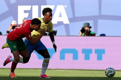 CHARLY TRIBALLEAU / AFP Morocco's defender #02 Achraf Hakimi (L) and Brazil's forward #07 Vinicius Junior (R) fight for the ball during the 2026 World Cup Group C football match between Brazil and Morocco at the New York/New Jersey Stadium in East Rutherford on June 13, 2026. (Photo by CHARLY TRIBALLEAU / AFP)<!-- NICAID(16305826) -->