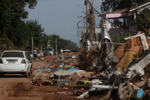 Cruzeiro do Sul, RS, Brasil - 05/05/2024 -  Cidade também foi invadida pelas águas do rio Taquari e população tenta realizar limpeza de suas ruas e casas. FOTO: JONATHAN HECKLER, AGÊNCIA RBS<!-- NICAID(15754952) -->