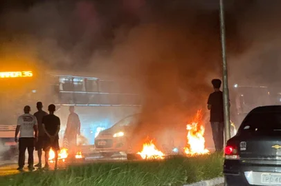 Manifestação de moradores sem luz há mais de 12h causa bloqueio de rodovia em Viamão<!-- NICAID(15984814) -->