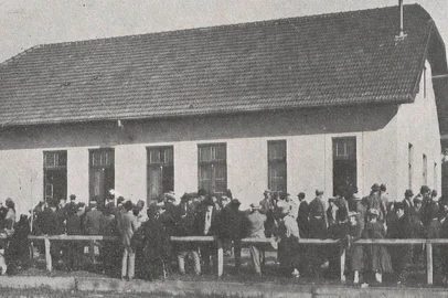 Estádio Chácara das Camélias, no Menino Deus, em 1918. Campo e sede. <!-- NICAID(16060373) -->