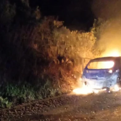 Suspeitos matam homem dentro de residência, fogem e ateiam fogo em carro, em Vacaria<!-- NICAID(15659655) -->