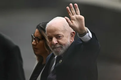 Brazil's President Luiz Inacio Lula da Silva (R) waves next to his wife Rosangela Lula da Silva upon arrival at the inauguration ceremony of Mexico's President-elect Claudia Sheinbaum at the Congress of the Union in Mexico City on October 1, 2024. (Photo by CARL DE SOUZA / AFP)Editoria: POLLocal: Mexico CityIndexador: CARL DE SOUZASecao: governmentFonte: AFPFotógrafo: STF<!-- NICAID(15880672) -->