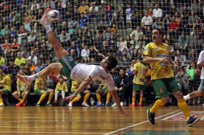 CAXIAS DO SUL, RS, BRASIL, 13/09/2024. Seleção de Falcão x Seleção do Rio Grande do Sul, O Jogo do Rei, partida comemorativa comandada pelo craque Falcão e realizada no ginasio do Sesi. O jogo contou com a presença de es-jogadores como: Danrlei, Ortiz, Nilmar, Ângelo Guerra, Labarthe, Daniel Paladino, Índio, Leandro Franco, Sonda e Fagner da Silva (O Boleiro). (Porthus Junior/Agência RBS)Indexador: Porthus JUNIOR<!-- NICAID(15866581) -->