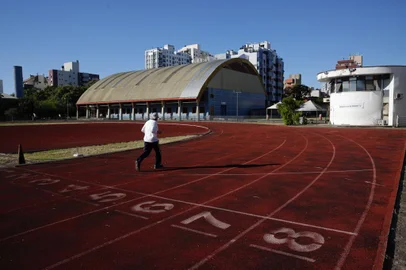PORTO ALEGRE, RS, BRASIL, 29-04-2021: Centro Estadual de Treinamento Esportivo (Cete) reabre para caminhadas e corridas de segunda a sexta-feira, com ocupação máxima de cem pessoas. A reabertura se deve ao decreto publicado pelo governo do Estado que alterou o modelo de Distanciamento Controlado, colocando todo o território gaúcho em bandeira vermelha. (Foto: Mateus Bruxel/ Agência RBS)Indexador: Mateus Bruxel<!-- NICAID(14769504) -->