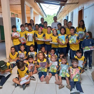 Por meio da educação, Cambará do Sul encontrou uma forma diferente de ensinar crianças e adolescentes sobre a separação e o descarte correto de matérias recicláveis. O que era descartado junto ao lixo comum, agora é revertido em uniformes escolares para estudantes da rede municipal de ensino, através do programa "Recicle Bem, Faça o Bem", que estimula cidades e instituições a trocar o descartável pelo sustentável.<!-- NICAID(15573087) -->