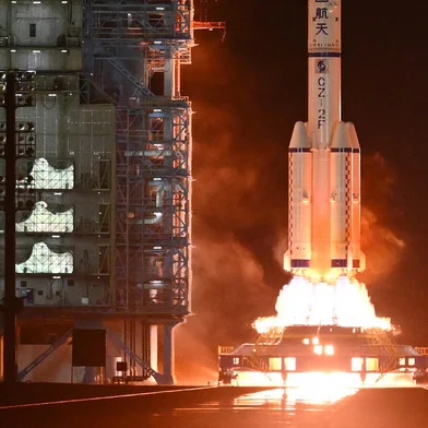 A Long March-2F carrier rocket, carrying the Shenzhou-18 spacecraft and a crew of three astronauts, lifts off from the Jiuquan Satellite Launch Centre in the Gobi desert in northwest China on April 25, 2024. (Photo by GREG BAKER / AFP)Editoria: SCILocal: JiuquanIndexador: GREG BAKERSecao: space programmeFonte: AFPFotógrafo: STF<!-- NICAID(15744922) -->