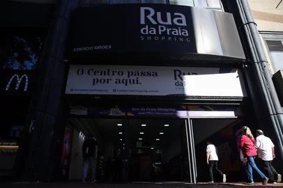 14.04.25, Porto Alegre, RS, Brasil: Após a pandemia, o Rua da Praia Shopping não conseguiu recuperar o movimento e a ocupação de lojas. Ideia da pauta é mostrar como um local tradicional da cidade está definhando. Fotos: Duda Fortes/Agencia RBSIndexador: DF<!-- NICAID(16016909) -->