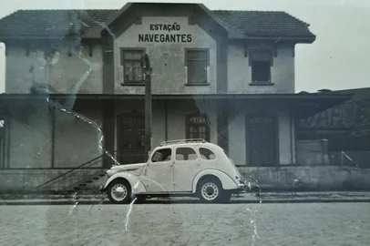 A leitora Dóris Mércio enviou ao Almanaque Gaúcho a foto da estação Navegantes no início dos anos 1960. Ela conta que o avô, Amaro Mércio  Pereira, foi agente no local. O carro que aparece na imagem, um Ford Prefect, pertencia ao pai dela. A estação foi demolida.Construída no final dos anos 1920.<!-- NICAID(16208154) -->