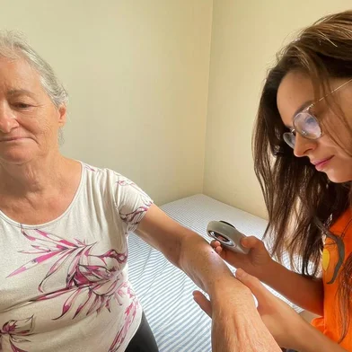 A manhã quente e ensolarada deste sábado (2), em Passo Fundo,  animou o público a comparecer  no Ambulatório de Especialidades do Hospital São Vicente de Paulo (HSVP) e UFFS, onde é realizado um mutirão de exames dermatológicos gratuitos para verificação de lesões, suspeitos de câncer de pele<!-- NICAID(15615030) -->