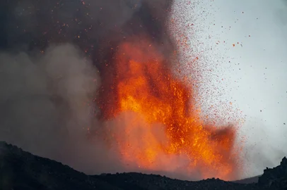 Italie: l'Etna en éruption, l'aéroport de Catane fermeA picture shows the eruption of the Mount Etna volcano on July 4, 2024 in Sicily. Catania airport in Sicily announced its closure today due to an eruption of Mount Etna, the largest active volcano in Europe, whose ashes fell on the airspace and the surrounding area. (Photo by Giuseppe Distefano / various sources / AFP)Editoria: DISLocal: CataniaIndexador: GIUSEPPE DISTEFANOSecao: volcanic eruptionFonte: Etna Walk/AFPFotógrafo: STR<!-- NICAID(15807072) -->