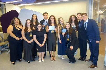 O sonho de levar o nome da UFRGS, do Rio Grande do Sul e do Brasil para o centro do debate jurídico mundial agora esbarra nos custos de uma viagem internacional.Entre 28 de março e 4 de abril, nove estudantes da Faculdade de Direito da Universidade Federal do Rio Grande do Sul (UFRGS) estarão em Washington, nos Estados Unidos, para disputar a fase internacional da Jessup International Law Moot Court Competition, a maior e mais prestigiada competição de Direito Internacional do mundo.<!-- NICAID(16239963) -->