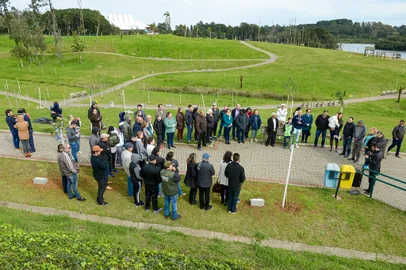 Emoção e nostalgia marcam homenagem a 20 personalidades pelos 132 anos de Caxias do SulPlantio de árvores no Ecoparque, na manhã de sábado (13), reuniu representantes dos mais diversos segmentos da vida e história do municípioEmoção e memória em doses florestais marcaram a mais recente etapa do ciclo de homenagens a 132 personalidades ligadas a história, desenvolvimento e divulgação de Caxias do Sul, sábado (13) pela manhã, no Ecoparque. Na ocasião, como parte das comemorações pelos 132 anos de emancipação, mais 20 nomes foram dedicados a mudas de espécies nativas que ganharam cultivo no solo de uma das principais áreas verdes do município.<!-- NICAID(15174780) -->