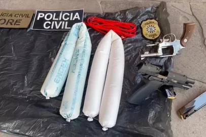 Explosivos e armas estavam escondidos em armários e envolvidos em panos